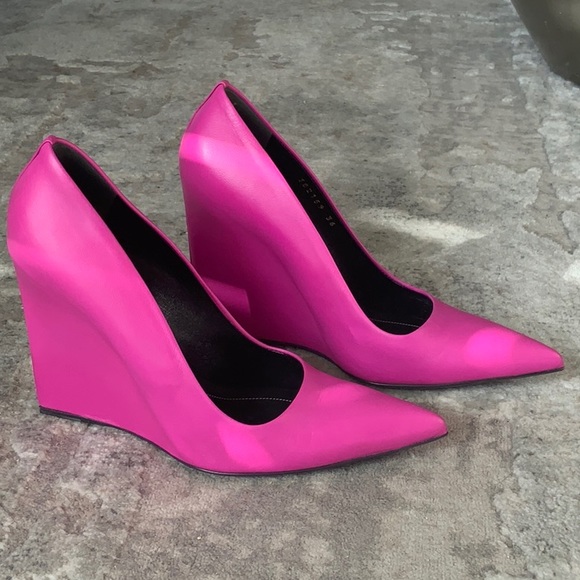 Balenciaga fuchsia leather pumps. - Picture 4 of 7